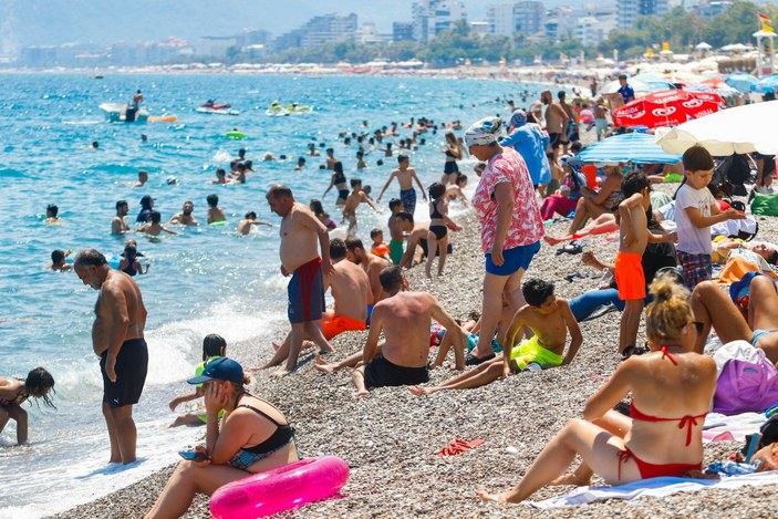 Antalya'da beklenen yağış gelmeyince halk sahile akın etti