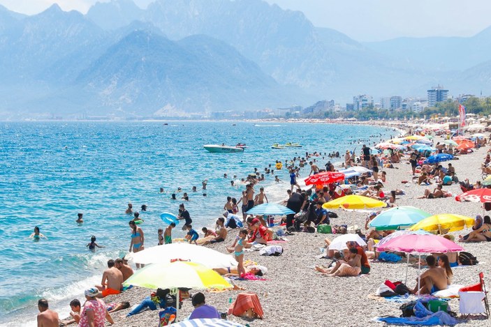 Antalya'da beklenen yağış gelmeyince halk sahile akın etti