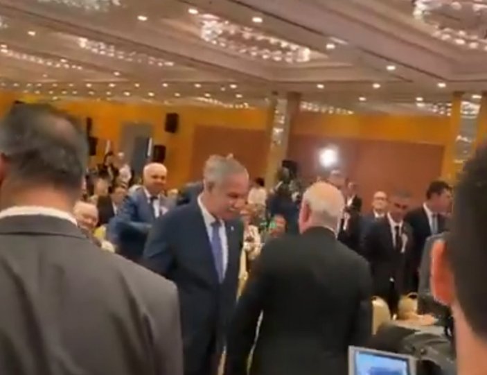Kemal Kılıçdaroğlu, Bülent Arınç'ın elini sıkmadı