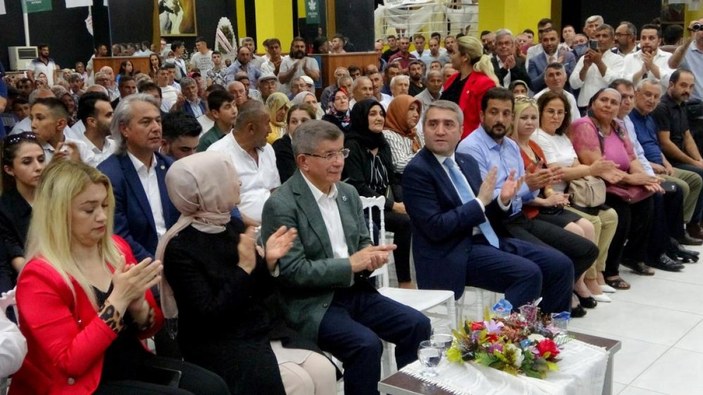 Ahmet Davutoğlu’nun bozuk mikrofonla imtihanı