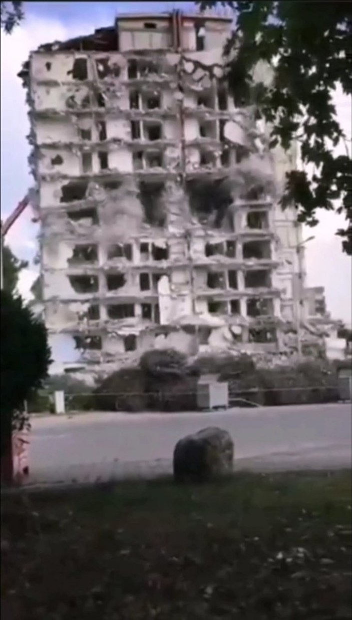 İzmir'deki binanın çöküş anı kamerada