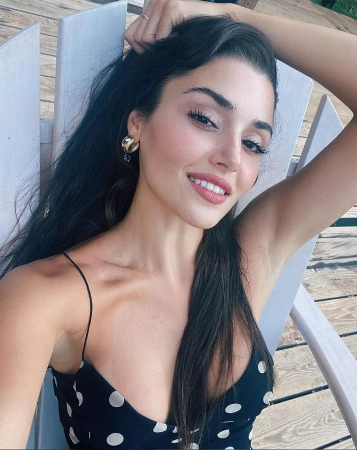 Mini şortuyla şezlonga uzanan Hande Erçel'i görenin nutku tutuldu! Güneş banyosuna doydu