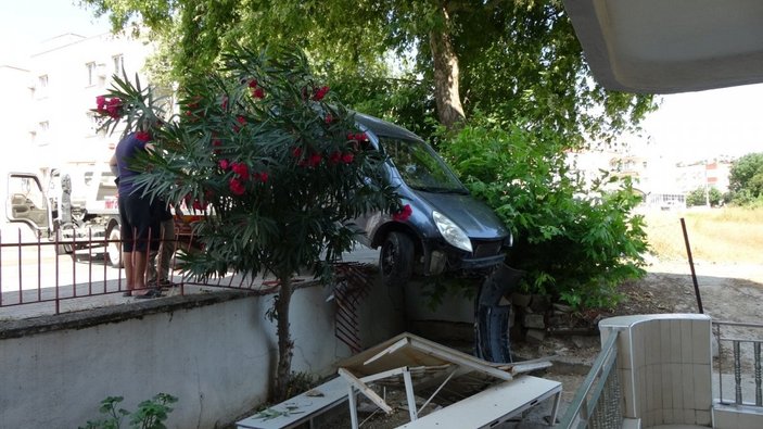 Antalya'da kontrolden çıkan otomobil, istinat duvarından uçtu