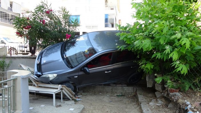 Antalya'da kontrolden çıkan otomobil, istinat duvarından uçtu