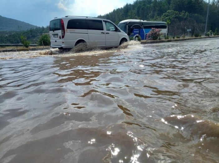 Muğla'da sağanak sonrası yolları su bastı