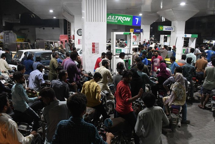Pakistan'da akaryakıt zamları sonrası istasyonlarda uzun kuyruklar oluştu