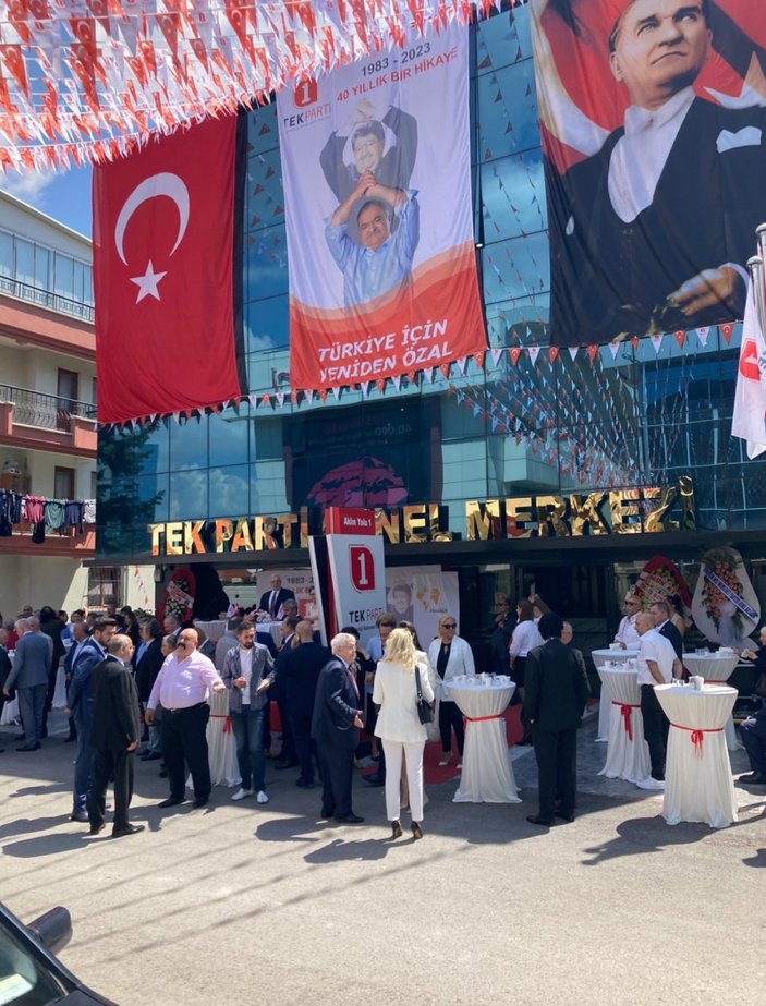 Ahmet Özal partisinin genel merkezini az sayıda kişiyle açtı
