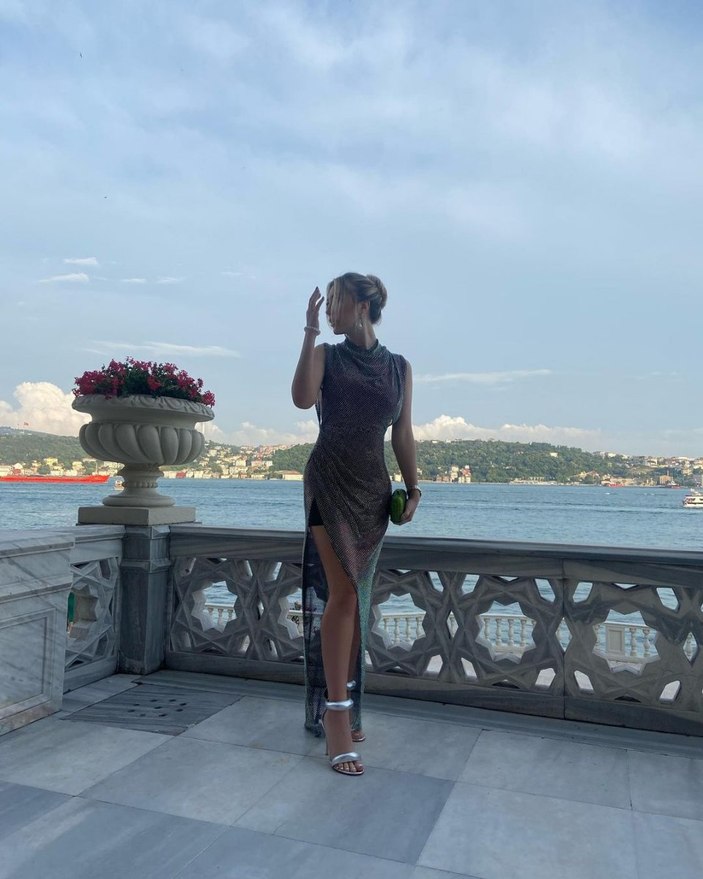 Yasmin Erbil derin yırtmaçlı elbisesiyle bacak şov yaptı! Annesinin yorumu dikkat çekti