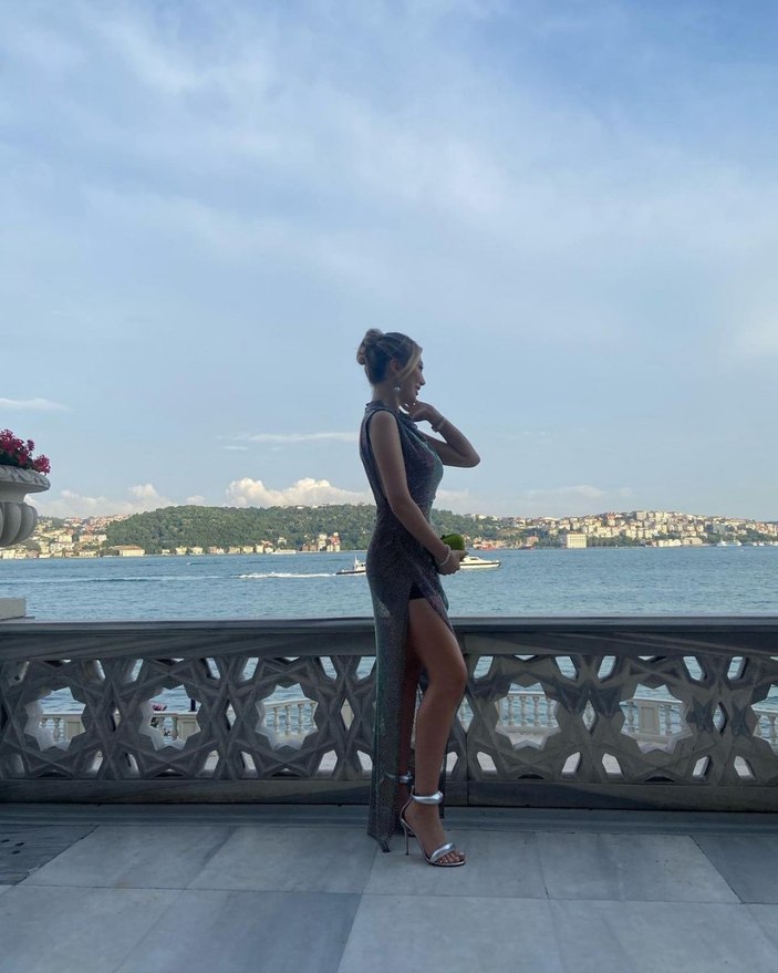 Yasmin Erbil derin yırtmaçlı elbisesiyle bacak şov yaptı! Annesinin yorumu dikkat çekti