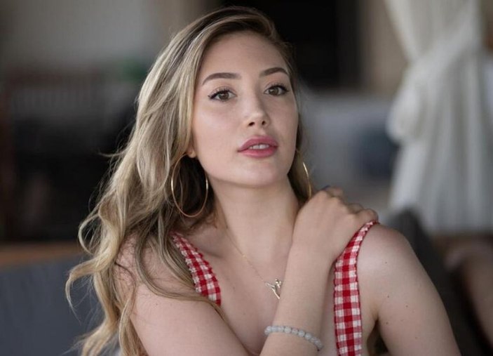 Yasmin Erbil derin yırtmaçlı elbisesiyle bacak şov yaptı! Annesinin yorumu dikkat çekti