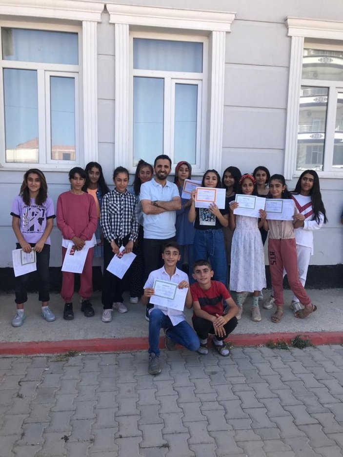 Ebru Yaşar Gülsever Ortaokulu’nda ilk karne sevinci