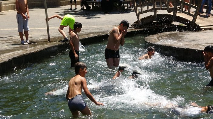 Diyarbakırlı öğrenciler, karnelerini alıp süs havuzuna atladılar