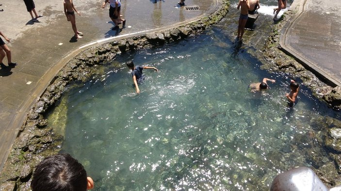 Diyarbakırlı öğrenciler, karnelerini alıp süs havuzuna atladılar