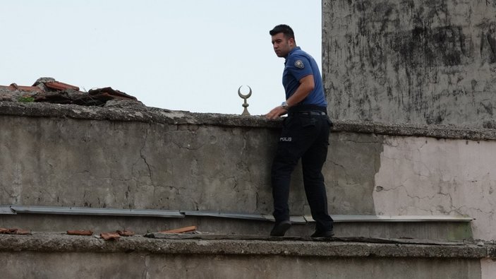 Bursa'da hırsız, çaldığı tabletin sinyali ile çatıda yakalandı