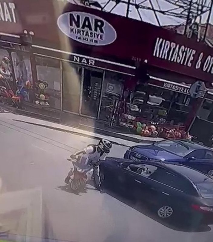 Sarıyer'de bir sürücü, motosikletli sürücüye çarparak yoluna devam etti