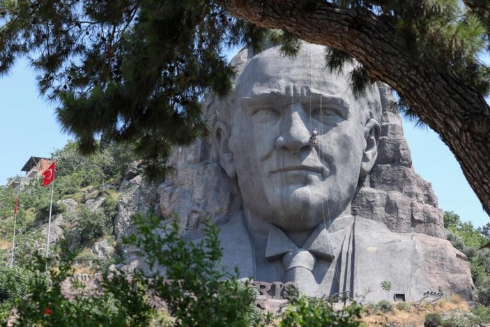 İzmir'de Buca Belediyesi dev Atatürk maskını bakıma aldı