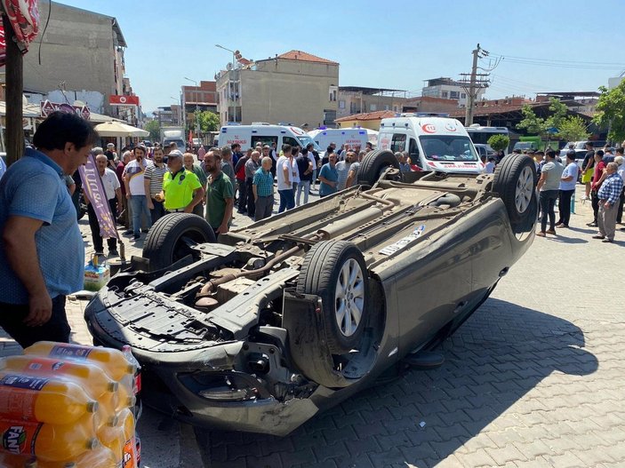 Manisa’da baba ile oğlu otomobilin altında kalmaktan kıl payı kurtuldu