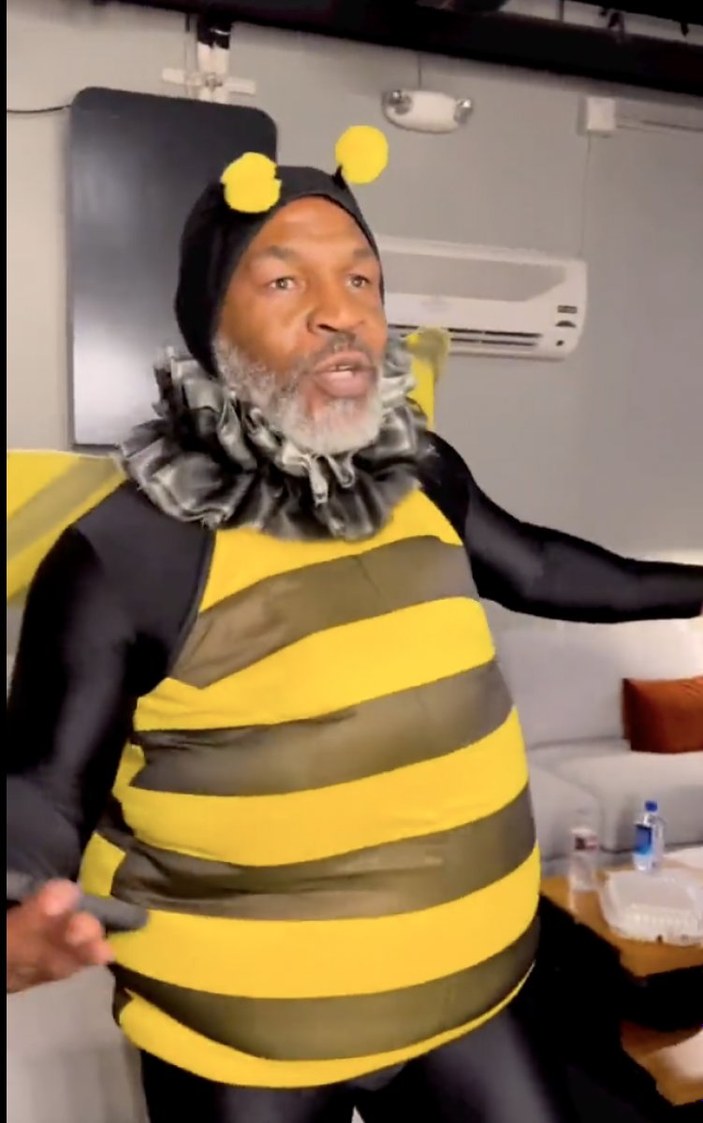 Efsane boksör Mike Tyson'dan arı kostümlü dans