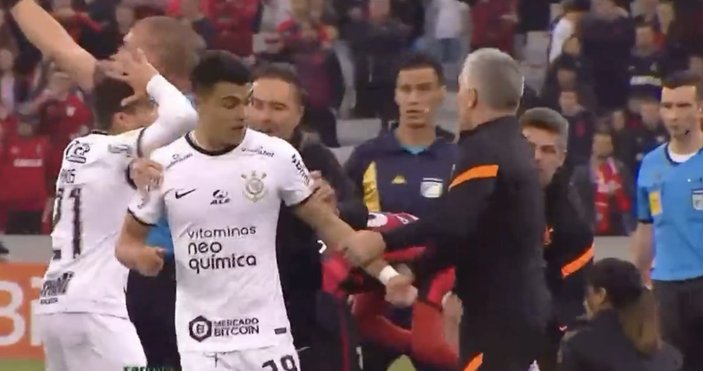 Vitor Pereira, kırmızı kart gören oyuncusunun üzerine yürüdü