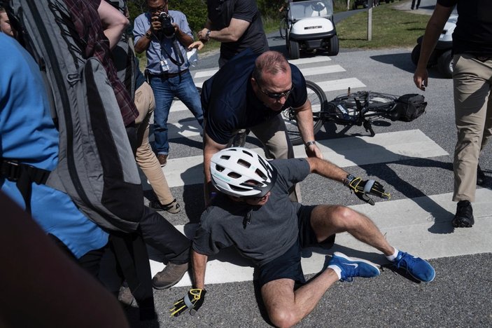 Joe Biden, bisikletten düştü