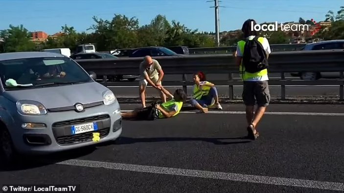 İtalya'da sürücülerden göstericilere müdahale