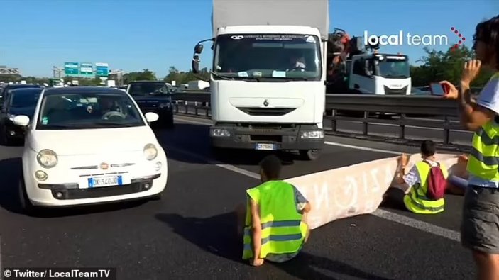 İtalya'da sürücülerden göstericilere müdahale