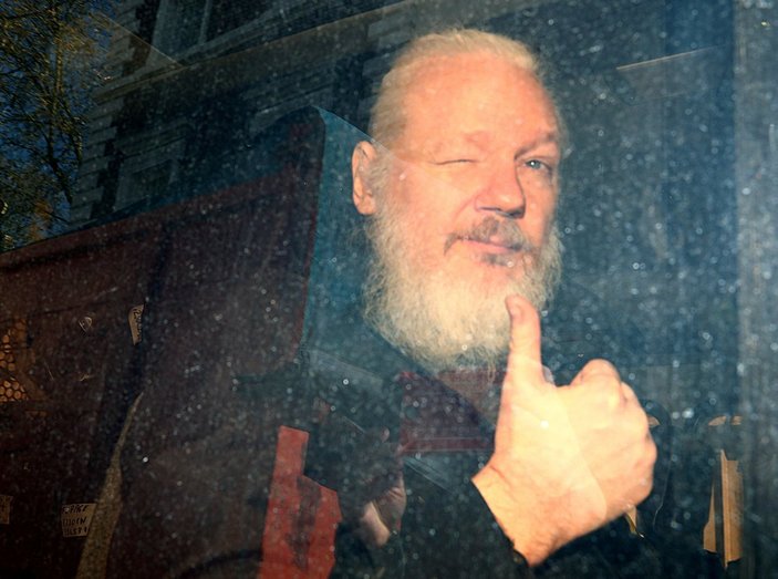 İngiltere İçişleri Bakanı Patel, Julian Assange'ın ABD'ye iadesini onayladı