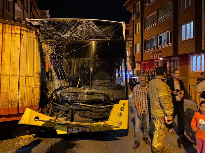 Eyüpsultan'da İETT otobüsü 17 araca çarptı