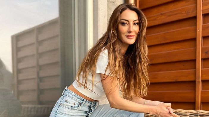 Arka Sokaklar'ın Bahar'ı sütyensiz süper mini elbisesiyle boy gösterdi, gören gözünü alamadı!