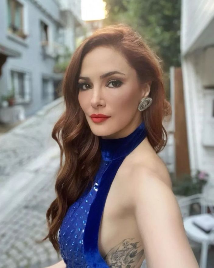 Mine Tugay kasığına kadar yırtmacıyla...