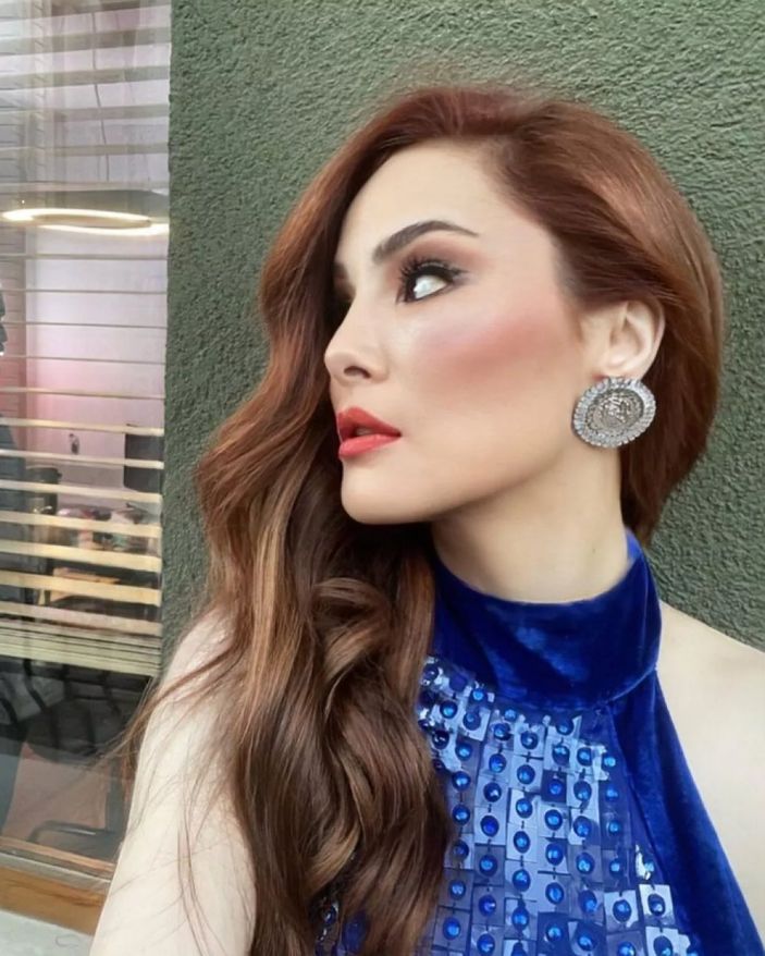 Mine Tugay kasığına kadar yırtmacıyla...