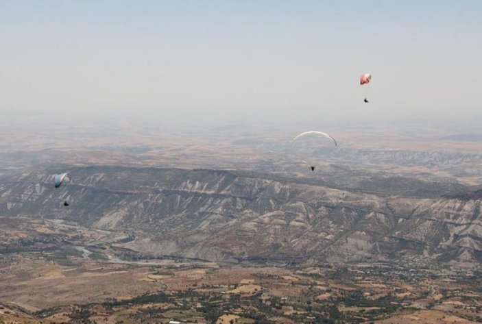 Bir paraşütçü Adıyaman'daki festivale uçarak geldi