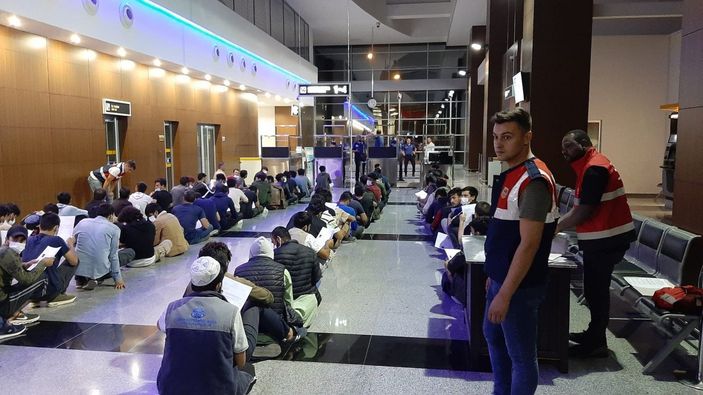 d 227 Afgan daha sınır dışı edildi