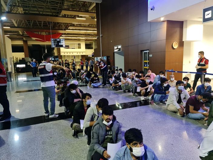 d 227 Afgan daha sınır dışı edildi