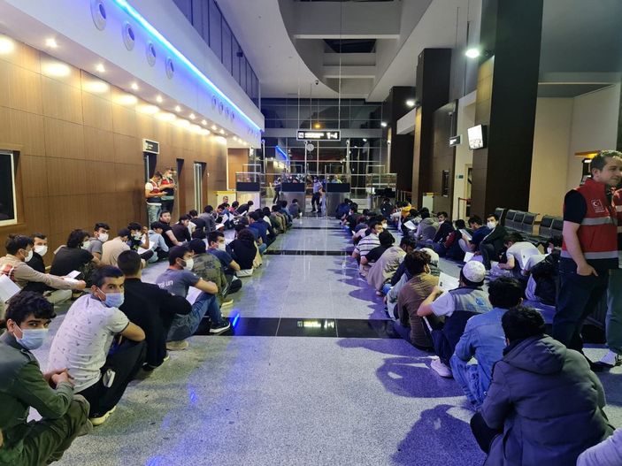 d 227 Afgan daha sınır dışı edildi