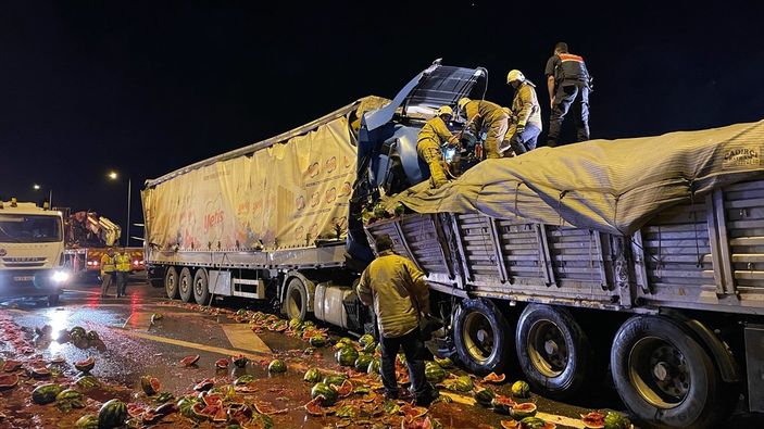 İstanbul'da 2 tır çarpıştı: 1ölü