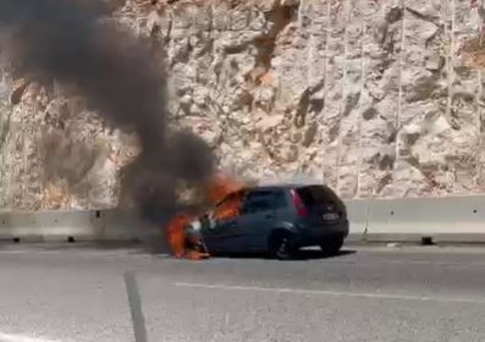 Antalya'da seyir halindeki otomobil cayır cayır yandı