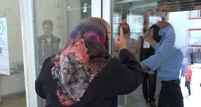Bitlis'te sınava geç kalan kızın ağlayan annesinin gözyaşları