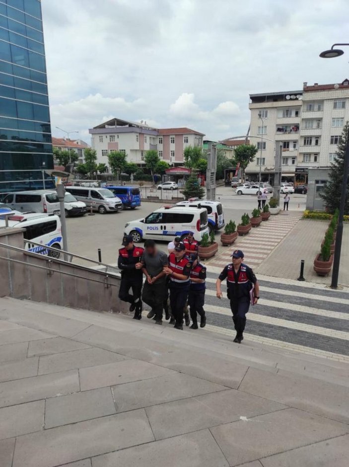 Bursa'da kendilerini polis olarak tanıtıp 95 bin lira dolandıran 2 şüpheli tutuklandı