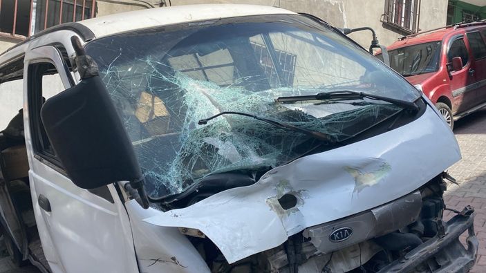 i Kağıthane'deki yokuştan minibüsüyle inen sürücü zikzak çizdi