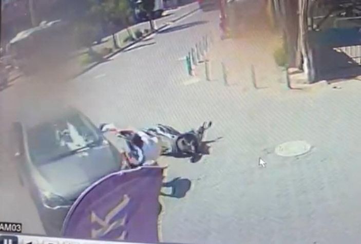 Manisa’da oğlu ile bindiği motosikletle kaza yaptı, ölüm teğet geçti