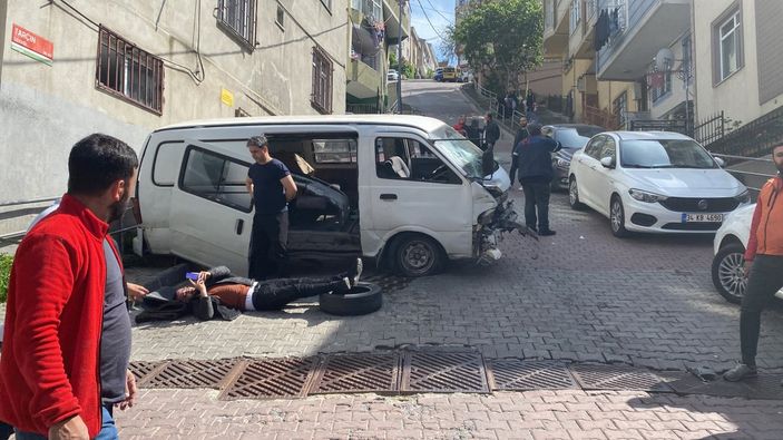 i Kağıthane'deki yokuştan minibüsüyle inen sürücü zikzak çizdi