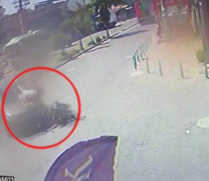 Manisa’da oğlu ile bindiği motosikletle kaza yaptı, ölüm teğet geçti