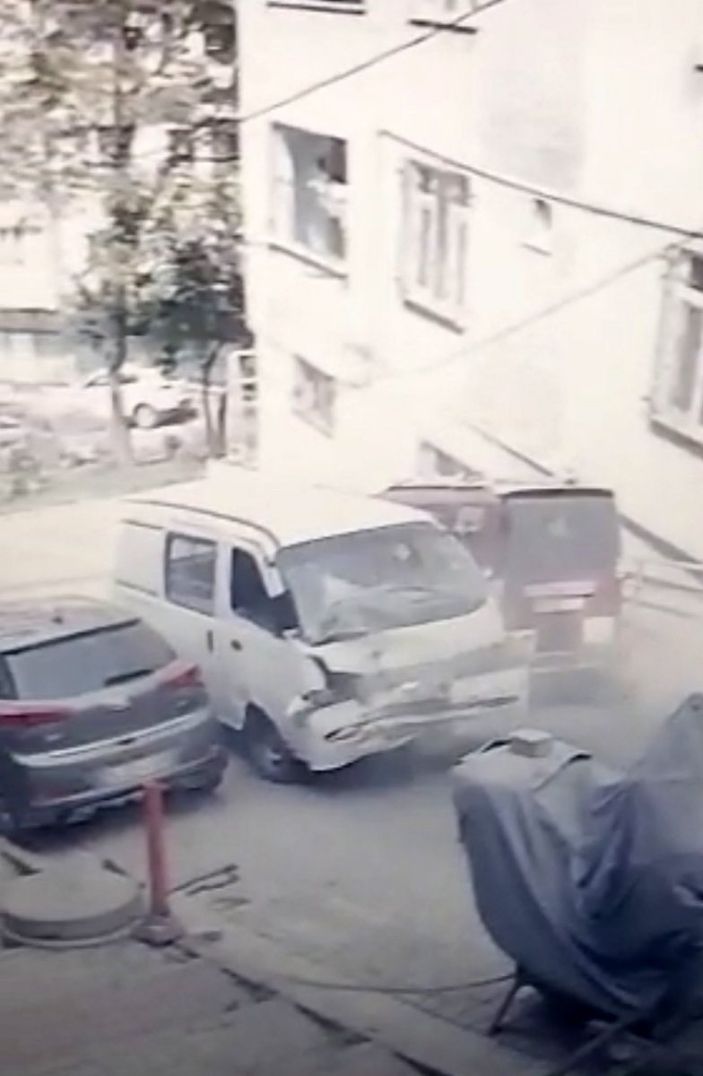 i Kağıthane'deki yokuştan minibüsüyle inen sürücü zikzak çizdi