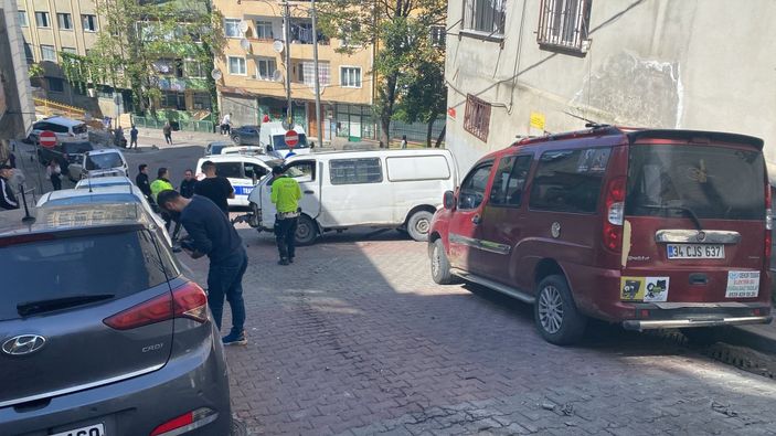 i Kağıthane'deki yokuştan minibüsüyle inen sürücü zikzak çizdi