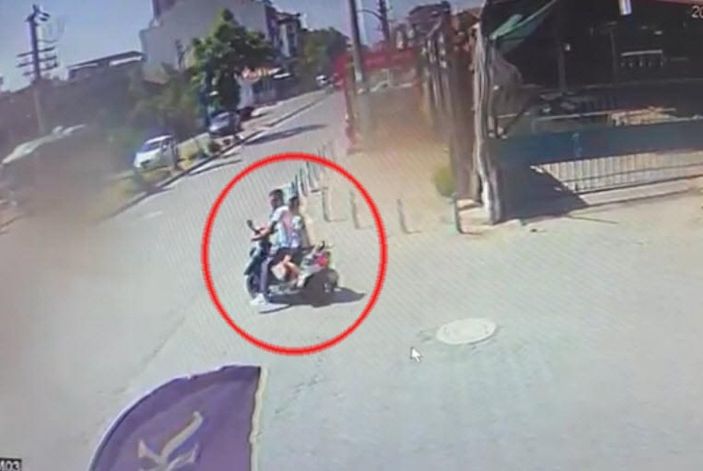 Manisa’da oğlu ile bindiği motosikletle kaza yaptı, ölüm teğet geçti
