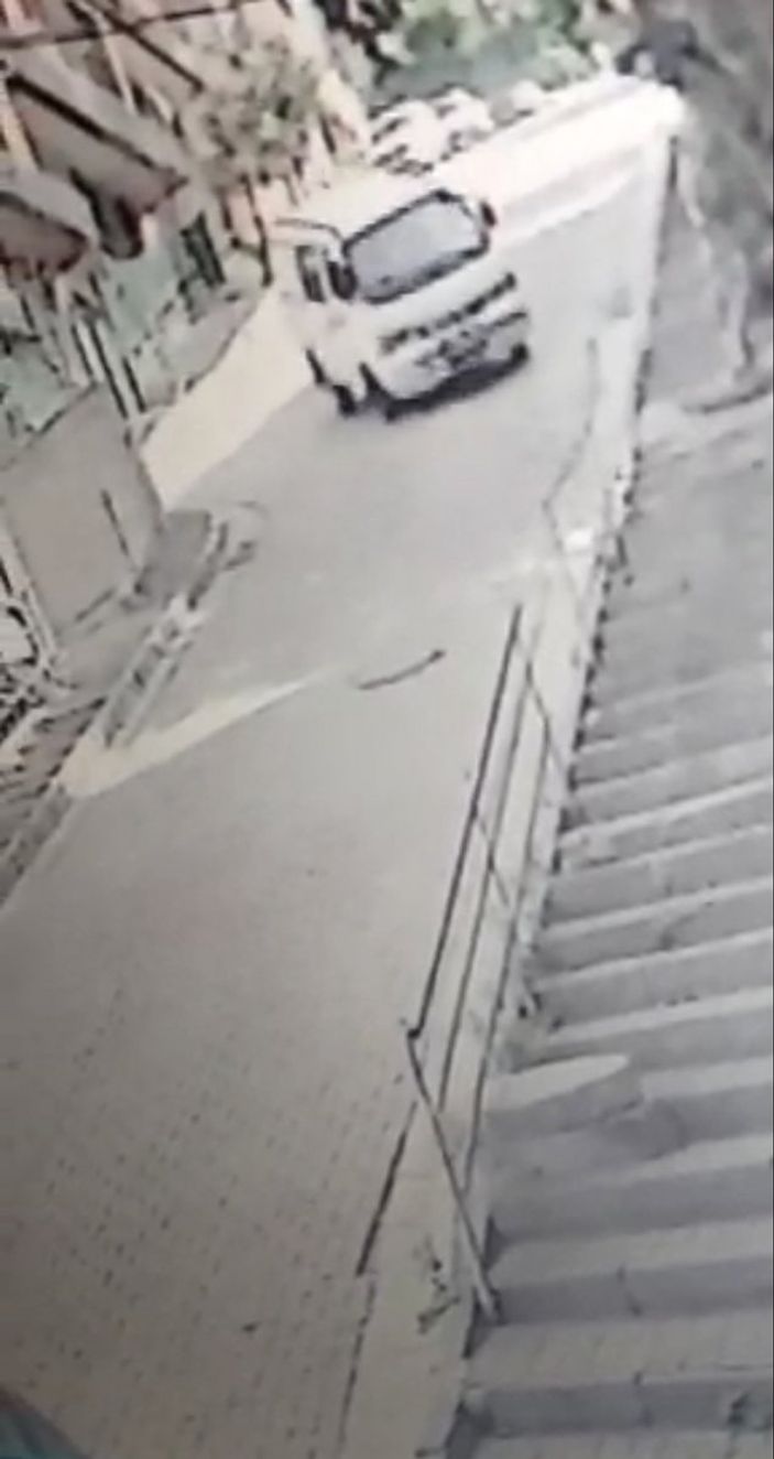 i Kağıthane'deki yokuştan minibüsüyle inen sürücü zikzak çizdi