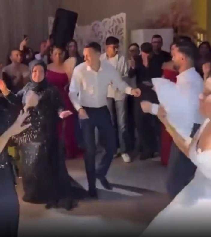 Mesut Özil, kız kardeşinin düğününde oynadı