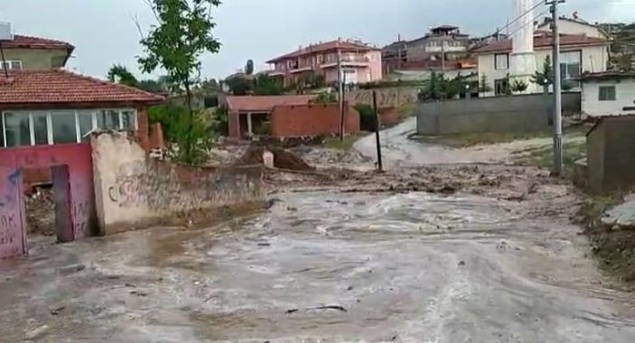 i Afyonkarahisar'daki köy sele teslim oldu