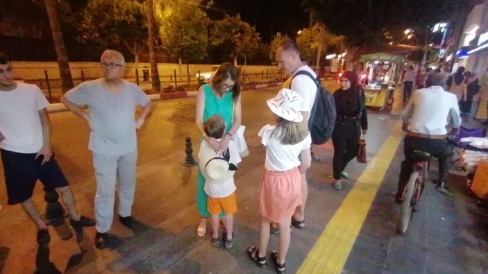 i Antalya polisi kaybolan Rus çocuğun ailesini cadde cadde aradı